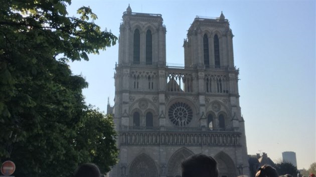 Sbor Puellae et Pueri trv tyto dny v Pai. V Notre-Dame si zazpval jen pr hodin ped niivm porem.  (15. dubna 2019)