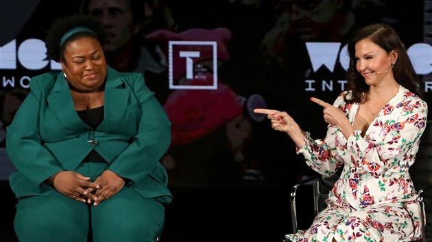 Aktivistka Brittney Cooperov a hereka Ashley Juddov na summitu Women In The World (New York, 11. dubna 2019)