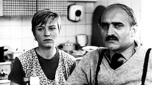 Jaroslava Obermaierov a Josef Somr ve filmu Dm bramborov nat (1976)