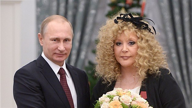 Vladimir Putin a Alla Pugaova (Moskva, 22. prosince 2014)