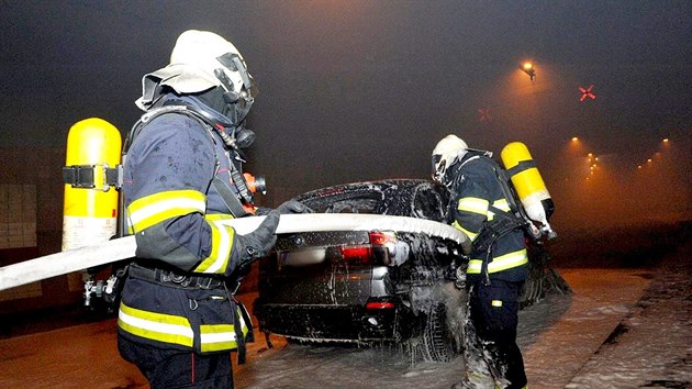 V tunelu Mrzovka shoelo auto, por pokodil i samotn tubus. (15. 4. 2019)