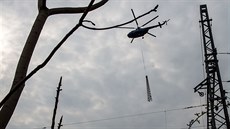 Vrtulník MI-8T odstraňuje na ústeckém západním nádraží staré stožáry trakčního... Vrtulník MI-8T odstraňuje na ústeckém západním nádraží staré stožáry trakčního...