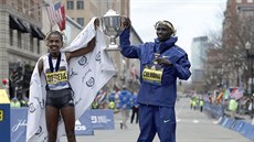 Vítězové Bostonského maratonu 2019. Keňan Lawrence Cherono a Etiopanka Workneš... Vítězové Bostonského maratonu 2019. Keňan Lawrence Cherono a Etiopanka Workneš...