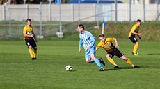 Momentka z utkání Prostějov (v bílo-modrém) vs. Sokolov. Jan Polák (s míčem)... Momentka z utkání Prostějov (v bílo-modrém) vs. Sokolov. Jan Polák (s míčem)...