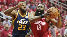 James Harden (vpravo) z Houstonu a Royce O'Neale z Utahu. James Harden (vpravo) z Houstonu a Royce O'Neale z Utahu.