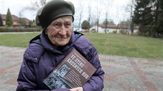 Iryna Mychailivna Shulová na míst nkdejího koncentraního tábora ve Svatav...