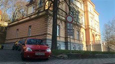 Řidič zaparkoval na policejním parkovišti přímo pod značkou zákaz vjezdu. Řidič zaparkoval na policejním parkovišti přímo pod značkou zákaz vjezdu.