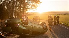 U obce Slavoňov – Blažkov skončilo auto na střeše (19. dubna 2019). U obce Slavoňov – Blažkov skončilo auto na střeše (19. dubna 2019).