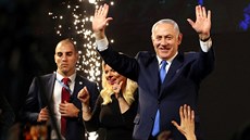 Izraelský premiér Benjamin Netanjahu zdraví své příznivce po oznámení odhadů... Izraelský premiér Benjamin Netanjahu zdraví své příznivce po oznámení odhadů...