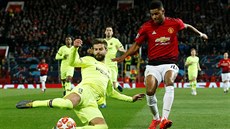 Gerard Piqué z Barcelony skluzem odklízí mí ped Marcusem Rashfordem z...