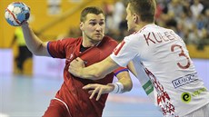 Tomáš Babák (vlevo) se v kvalifikaci o postup na ME snaží dostat k zakončení... Tomáš Babák (vlevo) se v kvalifikaci o postup na ME snaží dostat k zakončení...
