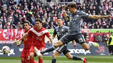 Thomas Müller z Bayernu Mnichov (v šedém) skóruje v utkání s Düsseldorfem. Thomas Müller z Bayernu Mnichov (v šedém) skóruje v utkání s Düsseldorfem.