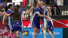 Florbalistky Vítkovic se radují z branky v superfinále extraligy proti Chodovu. Florbalistky Vítkovic se radují z branky v superfinále extraligy proti Chodovu.