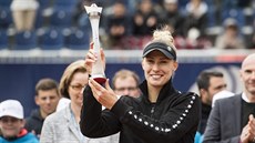 Slovinská tenistka Polona Hercogová pózuje s trofejí pro vítězku turnaje v... Slovinská tenistka Polona Hercogová pózuje s trofejí pro vítězku turnaje v...