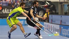 Marek Bräuer z Vítkovic (vlevo) v superfinále v Ostravě atakuje Jiřího Curneyho... Marek Bräuer z Vítkovic (vlevo) v superfinále v Ostravě atakuje Jiřího Curneyho...