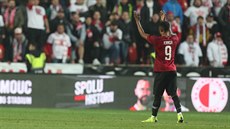 Guélor Kanga ze Sparty po konci pražského derby gestikuluje směrem k příznivcům... Guélor Kanga ze Sparty po konci pražského derby gestikuluje směrem k příznivcům...