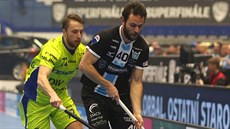 Jiří Curney z Mladé Boleslavi (vpravo) se snaží setřást Adama Delonga z... Jiří Curney z Mladé Boleslavi (vpravo) se snaží setřást Adama Delonga z...