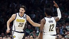 Doug McDermott (vlevo) a Tyreke Evans z Indiany slaví úspnou spolupráci v...