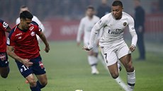 Kylian Mbappé z PSG (vpravo) se v souboji o mí snaí pedstihnout Zekiho...