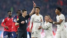 Fotbalisté PSG (v bílém) se bouří poté, co rozhodčí ukazuje červenou kartu... Fotbalisté PSG (v bílém) se bouří poté, co rozhodčí ukazuje červenou kartu...