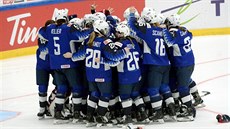 Americké hokejistky slaví vítězství nad Finskem ve finále mistrovství světa. Americké hokejistky slaví vítězství nad Finskem ve finále mistrovství světa.