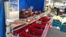 Prodejce na farmářských trzích v pražských Dejvicích prodával uzeniny v... Prodejce na farmářských trzích v pražských Dejvicích prodával uzeniny v...