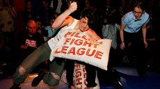 Změkčená kladivová pěst. Liga polštářových bitev povolovala chvaty, kopy,... Změkčená kladivová pěst. Liga polštářových bitev povolovala chvaty, kopy,...
