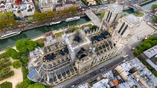 Letecký pohled na pařížskou katedrálu Notre Dame po ničivém požáru. Letecký pohled na pařížskou katedrálu Notre Dame po ničivém požáru.