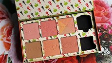 Kosmetická značka Benefit je svými barevnými a hravými designy výrobků proslulá. Kosmetická značka Benefit je svými barevnými a hravými designy výrobků proslulá.