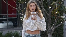 Odhalený pupík je sexy. Skvěle si rozumí s lodičkami. Zkuste styl třeba jako... Odhalený pupík je sexy. Skvěle si rozumí s lodičkami. Zkuste styl třeba jako...