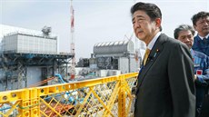 Japonský premiér inzó Abe na inspekci v jaderné elektrárn Fukuima (14. dubna...