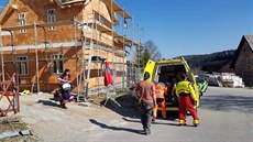 Muž spadl při stavbě rodinného domu v Kvildě z lešení. Muž spadl při stavbě rodinného domu v Kvildě z lešení.