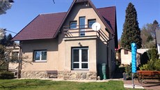 Adamovi rodiče tráví v domku za Prahou většinu času. Adamovi rodiče tráví v domku za Prahou většinu času.