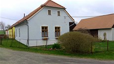 Chalupa z roku 1895 stojí na návsi. Chalupa z roku 1895 stojí na návsi.
