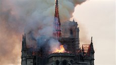 Hoící katedrála Notre Dame v Paíi (15. 4. 2019)