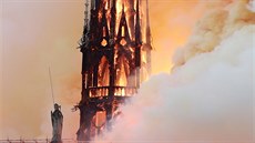 Katedrála Notre-Dame v Paíi je v plamenech. Propadla se stecha a zítila...