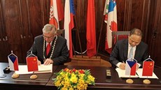 Takhle v květnu 2017 podepsali jihlavský primátor Rudolf Chloupek a jeho... Takhle v květnu 2017 podepsali jihlavský primátor Rudolf Chloupek a jeho...