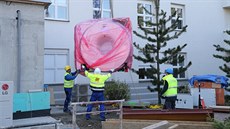 Několik tun vážící přístroj v hodnotě přes 40 milionů korun musel do útrob... Několik tun vážící přístroj v hodnotě přes 40 milionů korun musel do útrob...