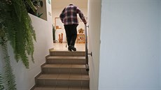 Při každé cestě z patra domu s pečovatelskou službou a zpět dovnitř musí... Při každé cestě z patra domu s pečovatelskou službou a zpět dovnitř musí...