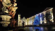 Morový sloup Nejsvětější Trojice (vlevo). Jedno z nejvýznamnějších děl předního... Morový sloup Nejsvětější Trojice (vlevo). Jedno z nejvýznamnějších děl předního...