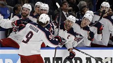 Artmij Panarin slaví gól se spoluhrái z Columbusu.