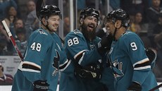 Brent Burns (88), Tomá Hertl (48) a Evander Kane (9) slaví gól San Jose.