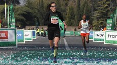 Clemence Calvinová míří do cíle Pařížského maratonu. Clemence Calvinová míří do cíle Pařížského maratonu.