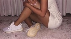 Americká modelka Kylie Jenner v teniskách Adidas. I ona se stala tváří módní... Americká modelka Kylie Jenner v teniskách Adidas. I ona se stala tváří módní...