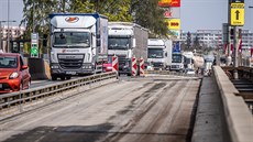 Kolony aut na okruhu v Hradci Králové kvůli opravám silnice u OBI (10.4.2019). Kolony aut na okruhu v Hradci Králové kvůli opravám silnice u OBI (10.4.2019).
