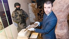 Petr Neruda z Moravského zemského muzea v Brně s dýkou z čelisti koně s rytinou... Petr Neruda z Moravského zemského muzea v Brně s dýkou z čelisti koně s rytinou...