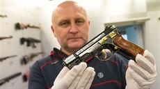 Rytec René Ondra s pistolí CZ 75 Republika připomínající sté výročí vzniku... Rytec René Ondra s pistolí CZ 75 Republika připomínající sté výročí vzniku...