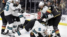 Tomá Hertl (dole) ze San Jose padá po mení potyce s hokejisty Vegas.