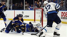 Kevin Hayes (vpravo) z Winnipegu se dostává přes bránícího Jaye Bouwmeestera ze... Kevin Hayes (vpravo) z Winnipegu se dostává přes bránícího Jaye Bouwmeestera ze...