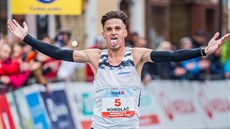 Jiří Homoláč v cíli pardubického půlmaratonu. Jiří Homoláč v cíli pardubického půlmaratonu.